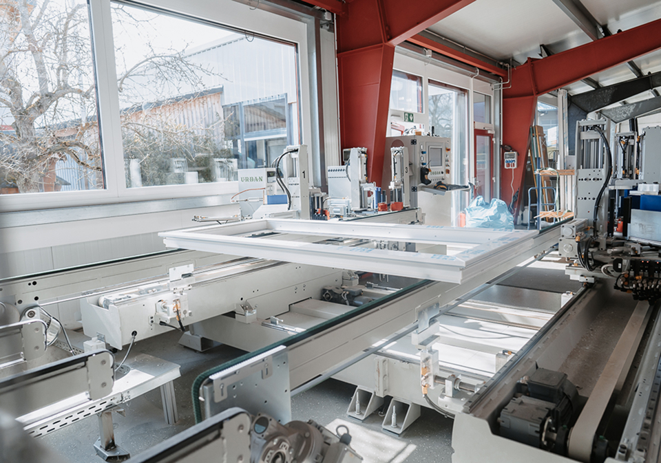 Produktionshalle mit CNC-Fertigung bei Lohmiller Fensterbau