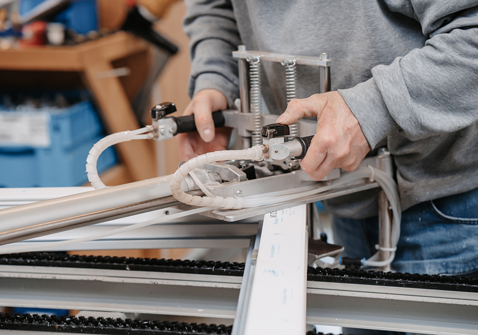 Handwerkliche Detailarbeit an einem Kunststoffprofil