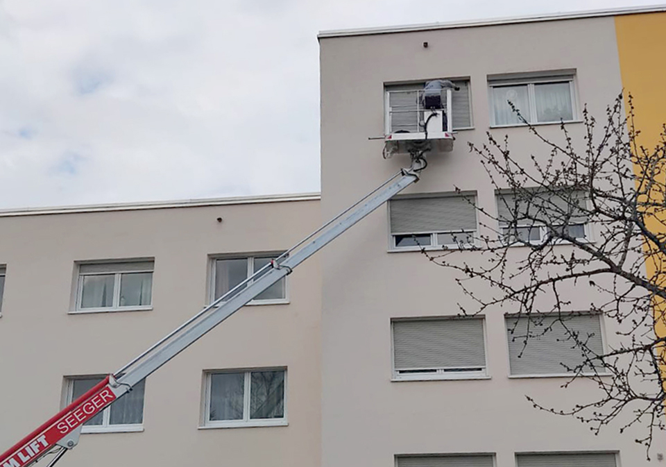 Handwerkliche Detailarbeit an einem Kunststoffprofil