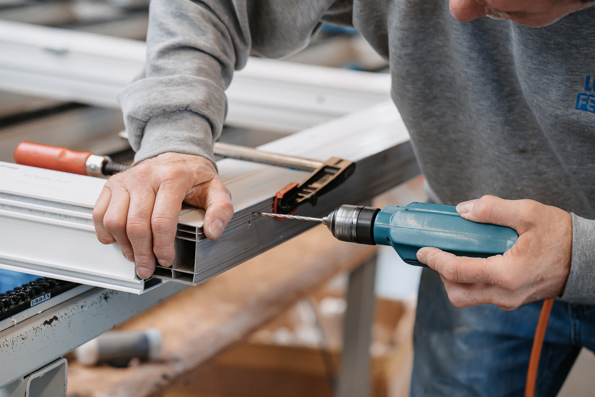 Handwerkliche Montage eines Fensterprofils in der Fertigung